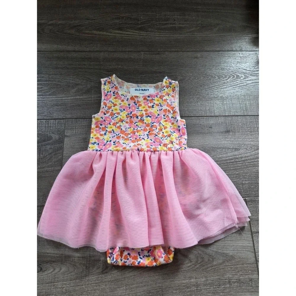 Old‎ navy baby girl Skirted romper 6-12 mos
